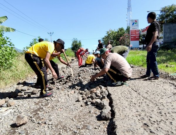 Polsek Satarmese Bersama TNI dan Masyarakat Gelar Kerja Bakti Perbaikan Jalan di Desa Iteng