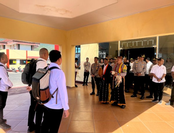Tradisi Adat Kepok, Tuak Curu, dan Manuk Kapu Sambut Tim Audit Kinerja Itwasda Polda NTT di Polres Manggarai