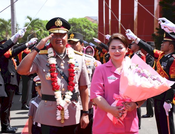 Haru dan Penuh Penghormatan, Kapolda NTT Pimpin Tradisi Pedang Pora Pelepasan Brigjen Pol Baskoro Tri Prabowo Haru dan Penuh Penghormatan, Kapolda NTT Pimpin Tradisi Pedang Pora Pelepasan Brigjen Pol Baskoro Tri Prabowo