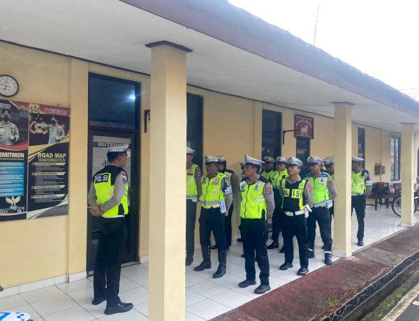 ANGGOTA SATLANTAS POLRES MANGGARAI LAKSANAKAN PENGATURAN PAGI GUNA WUJUDKAN KAMSELTIBCAR LANTAS DI WILAYAH KOTA RUTENG