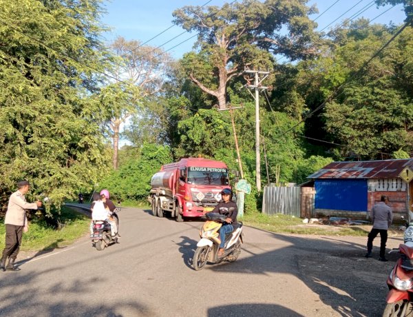 POLSEK REO POLRES MANGGARAI INTENSIFKAN PENGATURAN LALU LINTAS DEMI MENJAGA KENYAMANAN DAN KESELAMATAN MASYARAKAT REO MAUPUN PENGGUNA JALAN DARI LUAR DAERAH