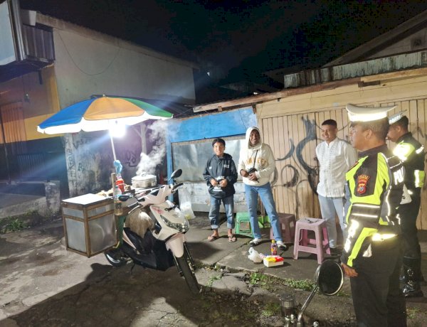 PATROLI MALAM SATLANTAS POLRES MANGGARAI ANTISIPASI BALAP LIAR DAN LAKA LANTAS, KASAT LANTAS TEKANKAN KESELAMATAN BERLALU LINTAS
