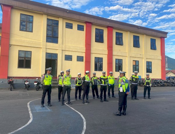 SATLANTAS POLRES MANGGARAI LAKSANAKAN PENGATURAN ARUS LALU LINTAS DAN BANTU PENYEBERANGAN PELAJAR DI SEJUMLAH TITIK RAWAN