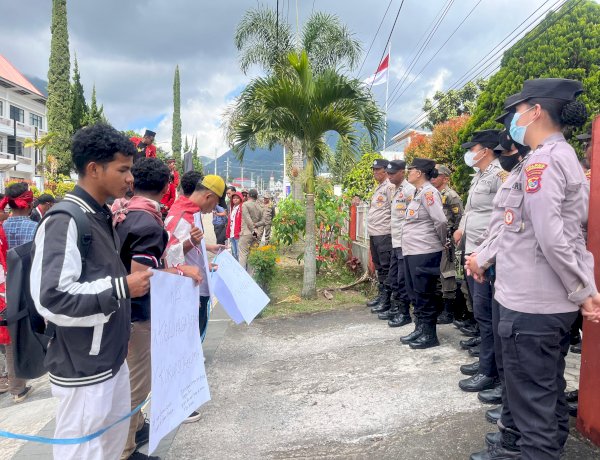 PELAYANAN PRIMA PENUH KASIH, POLRES MANGGARAI AMANKAN AKSI UNJUK RASA DAMAI GMNI DAN GRD CABANG MANGGARAI, BERAKHIR AMAN DAN KONDUSIF