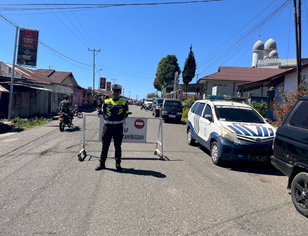 Satlantas Polres Manggarai Hadir Berikan Rasa Aman, Pengamanan dan Pengaturan Lalu Lintas Sholat Jumat di Masjid Baiturahman Kumba Berjalan Lancar
