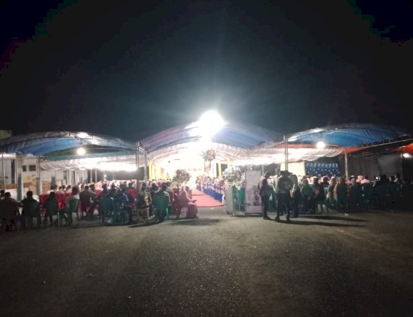 WUJUDKAN KAMTIBMAS YANG KONDUSIF, BHABINKAMTIBMAS POLSEK REO POLRES MANGGARAI HADIRI RESEPSI PERNIKAHAN DAN SAMPAIKAN PESAN HUMANIS MERAWAT KEAMANAN DAN KETERTIBAN