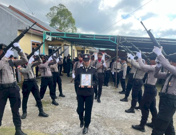 POLRES MANGGARAI LEPAS ANGGOTA TERBAIK DENGAN UPACARA PEMAKAMAN SECARA DINAS KEPOLISIAN, WUJUD PENGHORMATAN TERAKHIR KEPADA ALMARHUM AIPDA HENDRIKUS TASWAN