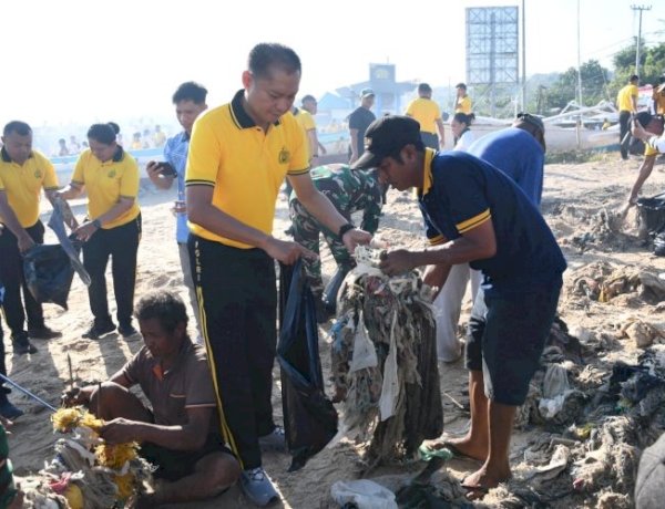 Apel Akbar Bersih Pantai Warnai Peringatan HUT Bhayangkara ke-80, Polda NTT Ajak Masyarakat Jaga Kelestarian Lingkungan