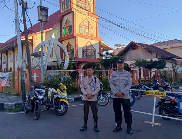 Personel Polres Manggarai Laksanakan Pengamanan Misa Hari Minggu, Wujudkan Situasi Kamtibmas yang Aman dan Kondusif