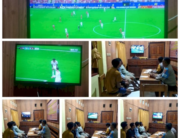 Nonton Bareng Piala Dunia 2026, Polsek Reo Pererat Kedekatan dengan Masyarakat Melalui Semangat Kebersamaan