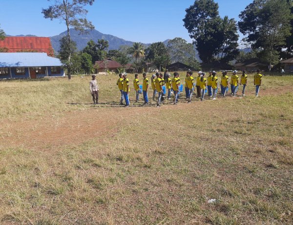 Bhabinkamtibmas Rahong Utara Dampingi Latihan Paskibraka HUT Kemerdekaan RI Ke-81 di Desa Buar