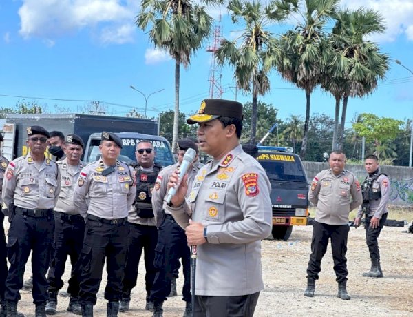 *Kapolda NTT Beri Motivasi Personel Ditsamapta Saat Simulasi Pengendalian Massa*