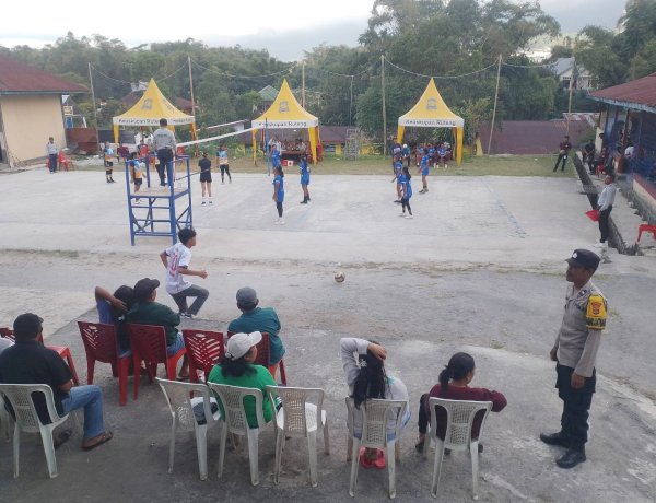 Bhabinkamtibmas Kawal Turnamen Bola Voli Kristus Raja Mbaumuku, Pastikan Pertandingan Berlangsung Aman dan Kondusif