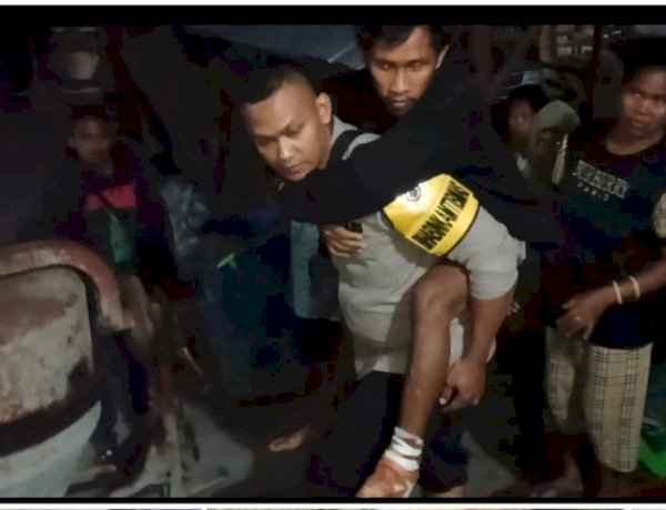 Bhabinkamtibmas dan Personel Polairud Polda NTT Evakuasi Dua Korban Luka Berat Gempa di Palue ke RS TC Hillers Maumere