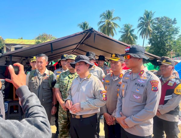 ASTAMAOPS KAPOLRI DIDAMPINGI WAKA POLDA NTT TINJAU PENGUNGSI GEMPA DI REO, SALURKAN 2.500 PAKET BANTUAN