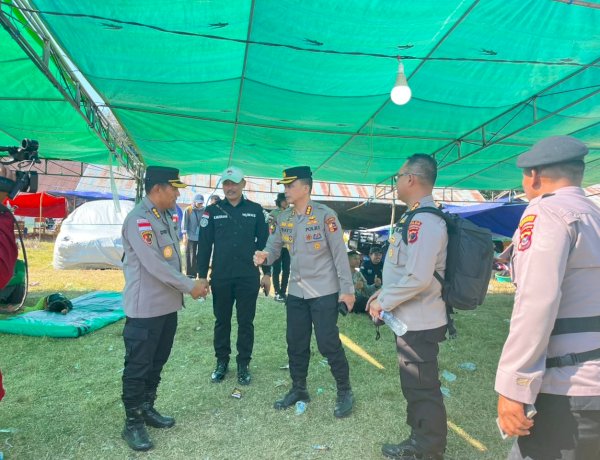 Datangi, Lihat dan Dengarkan, Tim Div Humas Polri Hadir di Posko Pengungsian Korban Gempa Bumi di Barangkolong Reo