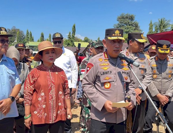 KAPOLRI BERSAMA KETUA KOMISI IV DPR RI TINJAU PENGUNGSI GEMPA DI REOK, SERAHKAN RIBUAN PAKET SEMBAKO DAN KEBUTUHAN PENGUNGSI
