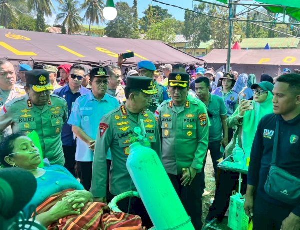 KAPOLRI DAN KETUA KOMISI IV DPR RI KUNJUNGI PENGUNGSI DI BARANG KOLO REO, KAPOLRES MANGGARAI PAPARKAN KONDISI PASCA GEMPA M 7,7 SR
