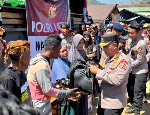 Polri Perkuat Penanganan Gempa NTT, Kapolri Tinjau Lokasi Terdampak dan Serahkan Bantuan*