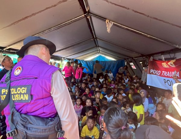 Polwan Polres Manggarai dan Tim Psikolog Polda NTB Hadir Pulihkan Trauma Anak Korban Gempa di Reo
