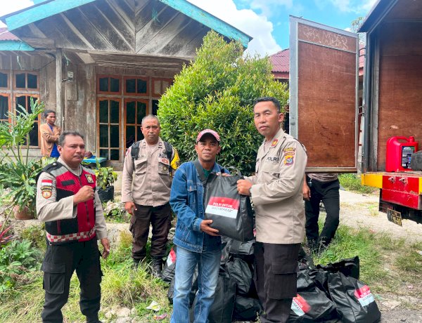 Polres Manggarai Terus Distribusikan Bantuan Polri, 120 Bingkisan Sembako Diserahkan kepada Warga Korban Gempa Di compang dari Rahong Utara.