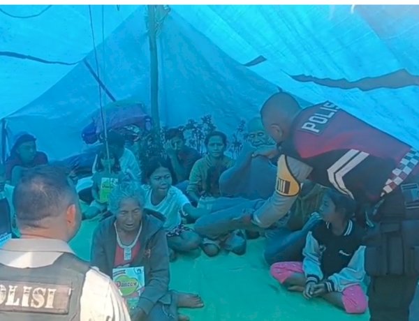 Bhabinkamtibmas Polsek Cibal Salurkan Bantuan Kapolri untuk Warga Terdampak Gempa