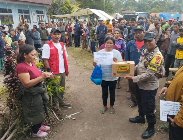 Bhabinkamtibmas Pantau Kamp Pengungsi di Ranaka, Pastikan Bantuan Korban Bencana Tersalurkan