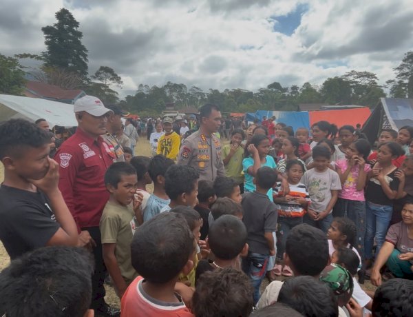 Di Tengah Pemulihan Pascagempa, Kasatgas Humas Ops Aman Nusa II Hibur Anak-anak SD Inpres Robo