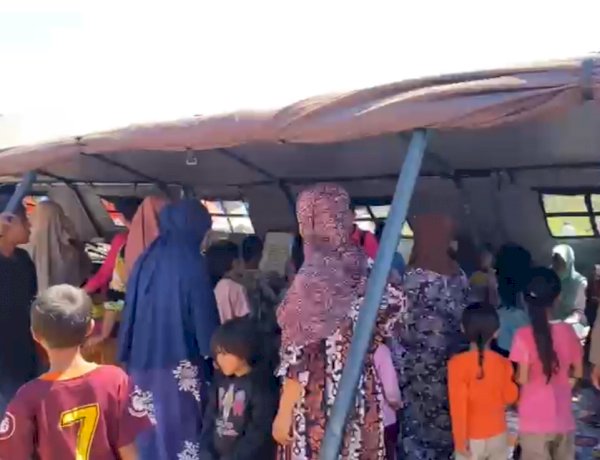 HADIRKAN SENYUM DAN TAWA PASCA GEMPA, PADAL POSKO PENGUNGSIAN BARANGKOLONG AJAK ANAK-ANAK BERMAIN DAN BERNYANYI