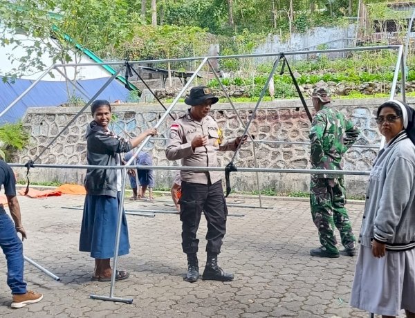 Tanggap Bencana, Bhabinkamtibmas Kelurahan Pau Bersama Unsur Terkait Pasang Tenda Pengungsian