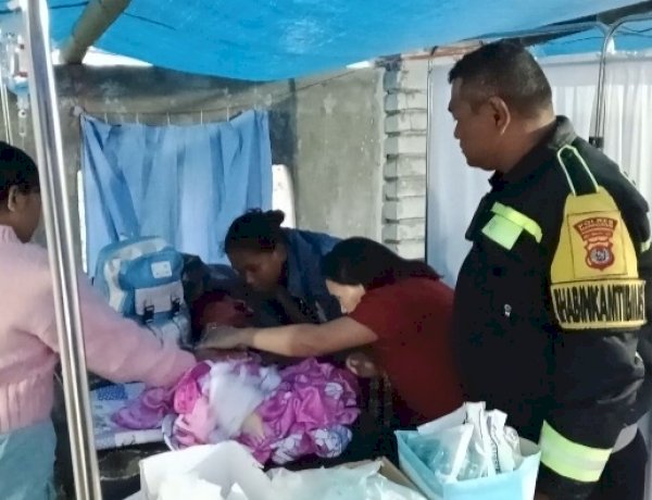 Bhabinkamtibmas Polres Manggarai Bantu Rujuk Bayi Penyintas Gempa yang Mengalami Kejang ke RSUD Ruteng