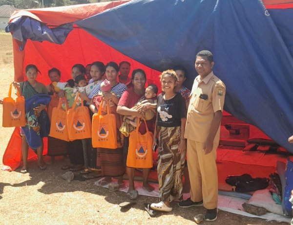 Pastikan Bantuan Tepat Sasaran, Bhabinkamtibmas Kawal Pendistribusian Bantuan BNPB bagi Korban Gempa di Rahong Utara