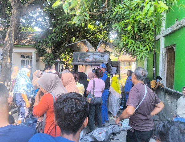 Jamin Pasokan Air Bersih bagi Pengungsi, Kasat Polairud Kawal Pembagian Air Minum untuk Warga Terdampak Bencana