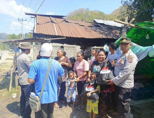 Bantuan Terus Mengalir, Polres Manggarai Salurkan Bantuan Pasca Gempa kepada 40 KK di Reok