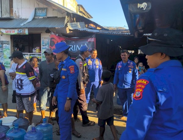 Polairud Polres Manggarai Salurkan Air Minum Bersih untuk Warga Terdampak Bencana