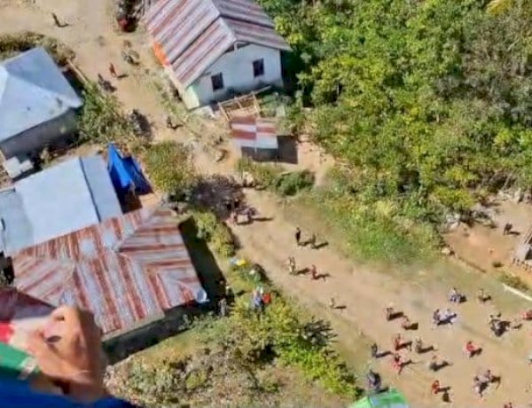 Polri Lakukan Airdrop Bantuan untuk Warga Kampung Landor yang Masih Terisolasi