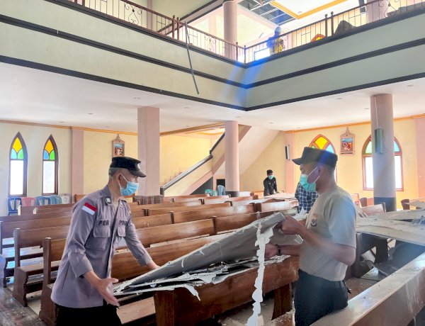 Semangat Gotong Royong Pascagempa, Polres Manggarai Bersihkan Material di Gereja St. Fransiskus Asisi Karot
