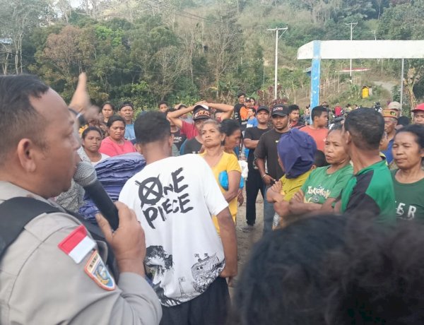 Bhabinkamtibmas Cibal Amankan Penyaluran Bantuan Gempa untuk 410 Keluarga di Desa Riung