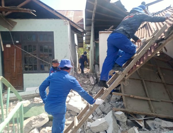 POLAIRUD POLRES MANGGARAI BERSAMA BKO DITPOLAIRUD POLDA NTT LAKSANAKAN PEMBERSIHAN DAN PEMBONGKARAN RUMAH WARGA TERDAMPAK GEMPA BUMI