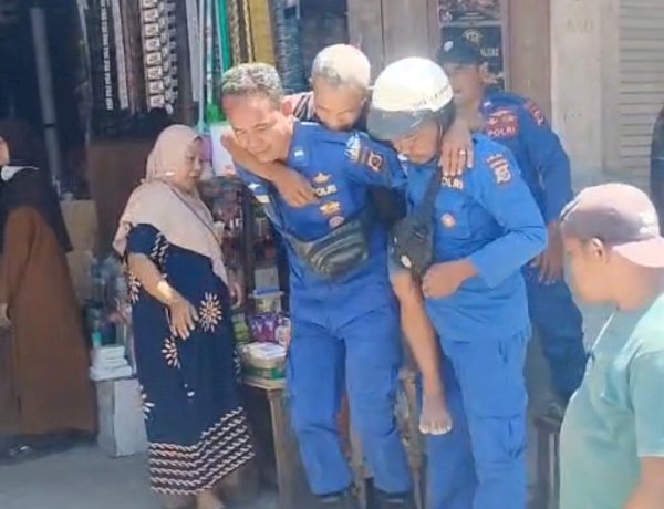 SATPOLAIRUD POLRES MANGGARAI GERAK CEPAT BANTU DUA WARGA TERTIMPA PUING BANGUNAN AKIBAT GEMPA SUSULAN DI REO