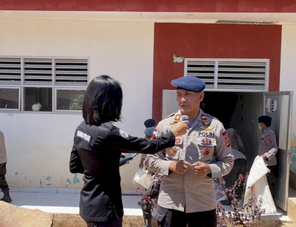 Jelang Kegiatan Belajar Mengajar, Personel Kompi 2 Batalyon B Pelopor Evakuasi Sekolah di SDI Mendo