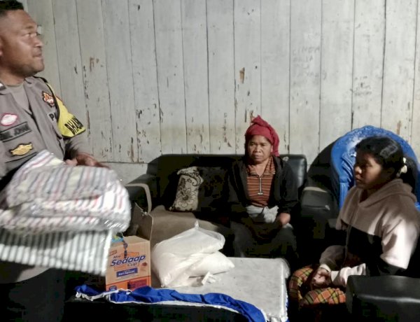 Wujud Kepedulian Polri, Bhabinkamtibmas Desa Nao Salurkan Bantuan Polda Jateng kepada Warga Terdampak Gempa