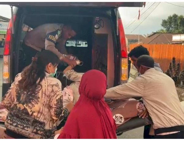 SIGAP DALAM SITUASI DARURAT, PERSONEL DOKKES POLRES MANGGARAI EVAKUASI ENAM IBU HAMIL DAN SATU PASIEN KE RS BANDARA FRANS SALES LEGA