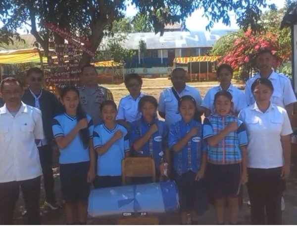 POLRES MANGGARAI SALURKAN BANTUAN TERPAL UNTUK PEMBANGUNAN KELAS DARURAT DI SDI CUNCA LAWIR DAN SDI TENDA