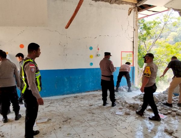 Polres Manggarai Turun Langsung Bersihkan Puing SDN Sama Jaya, Kepala Sekolah, Guru dan Masyarakat Sampaikan Apresiasi