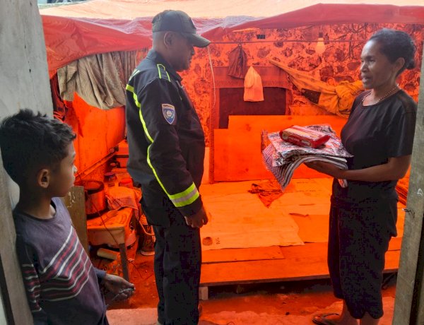 Bhabinkamtibmas Dampingi Penyaluran Bantuan Polda Jateng untuk Warga Terdampak Gempa di Satar Mese Utara