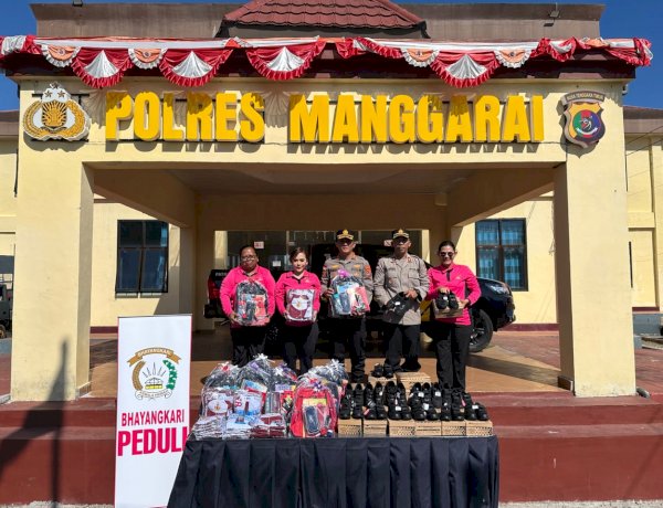 Peduli Pendidikan, Kapolres Manggarai Bersama Ketua Bhayangkari Salurkan Bantuan Peralatan Sekolah dari Ketua Umum Bhayangkari di SDI Cunca Lawir