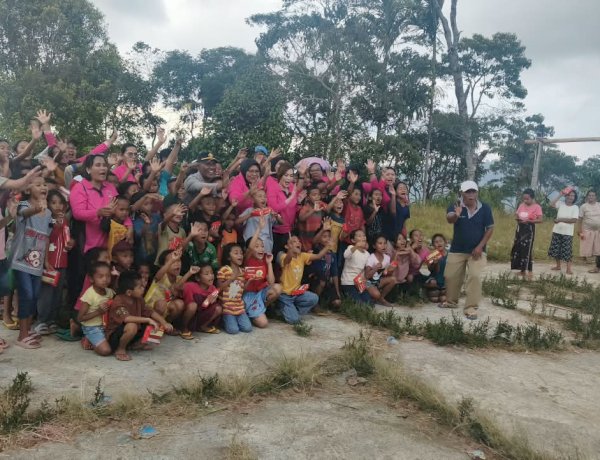 Peduli Korban Gempa, Bhayangkari Polres Manggarai Salurkan Bantuan Sembako dan Berikan Trauma Healing bagi Anak-Anak di Desa Nenu