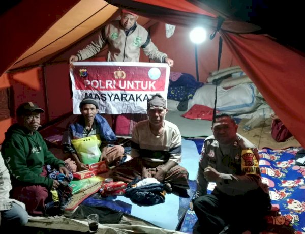 Bhabinkamtibmas Polres Manggarai Salurkan Bantuan Polri kepada Warga Terdampak Gempa di Pelosok Satar Mese Utara