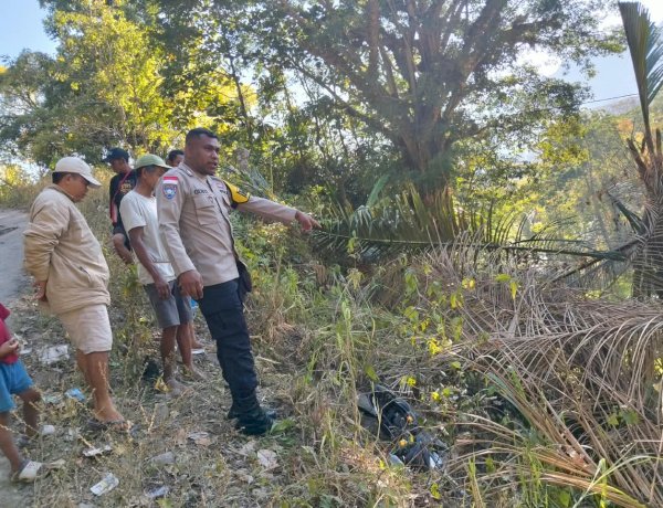 Bhabinkamtibmas Polsek Cibal Datangi TKP Penemuan Motor di Jurang Jembatan Wae Buta